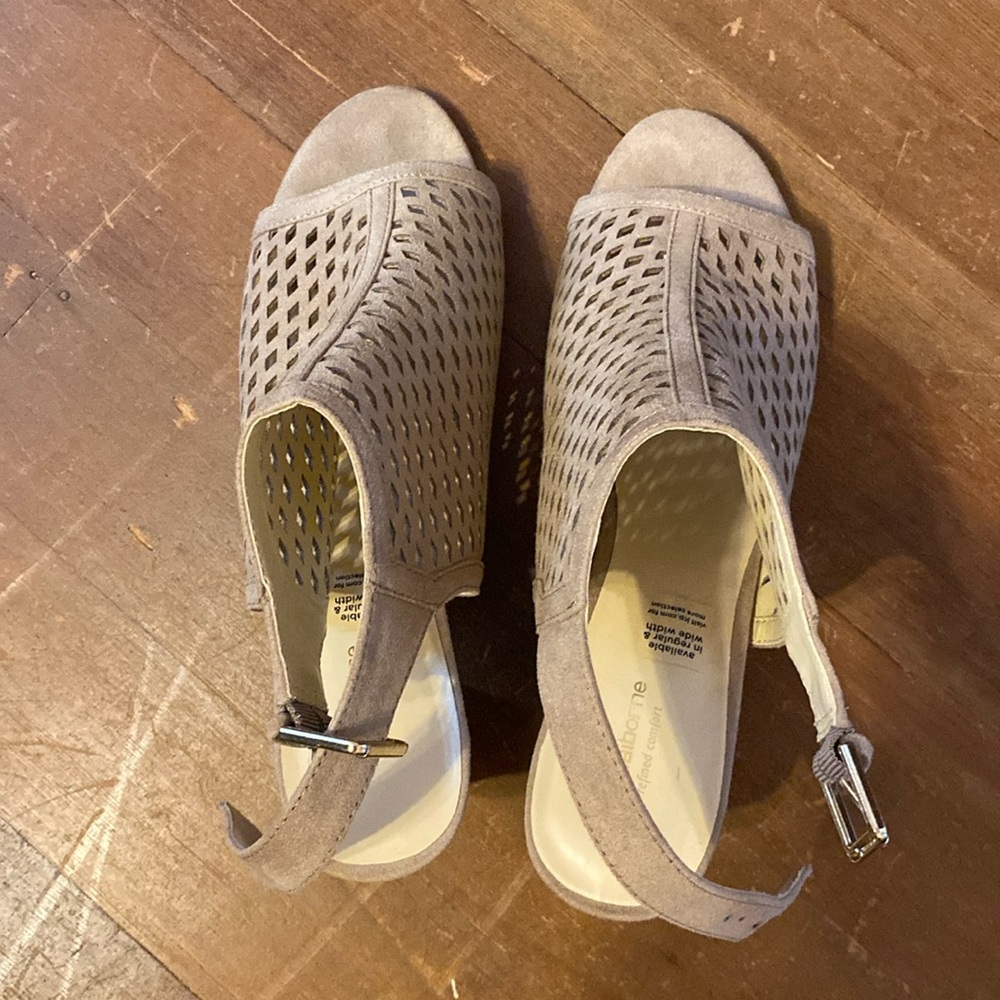 Shoes only been wore for 1 hr. They are size 11 W